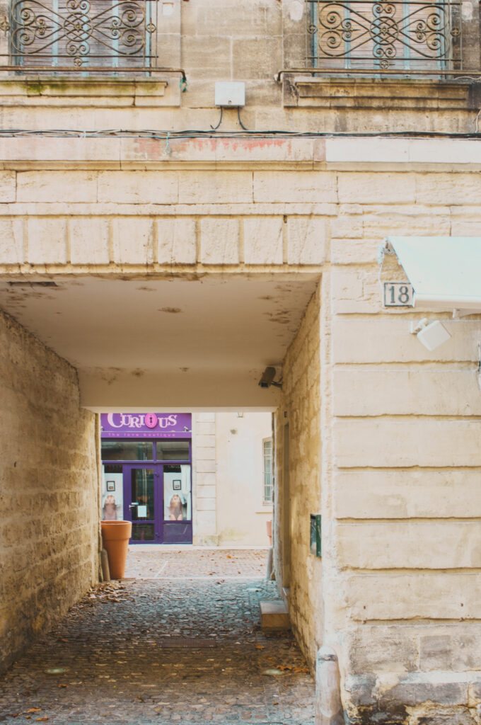 Curious (Avignon)